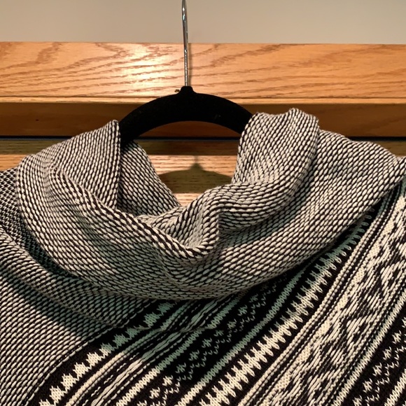 Shall Sweater - Picture 3 of 3